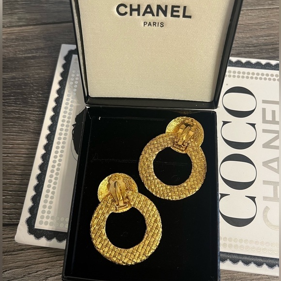 CHANEL Vintage Gold CC Logo Textured Hoop Clip On Earrings - Picture 8 of 10